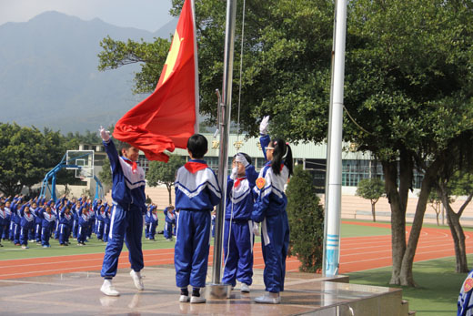 电影《小小升旗手》_欢迎进入西山学校网站_西山学校,中国(民办)名牌